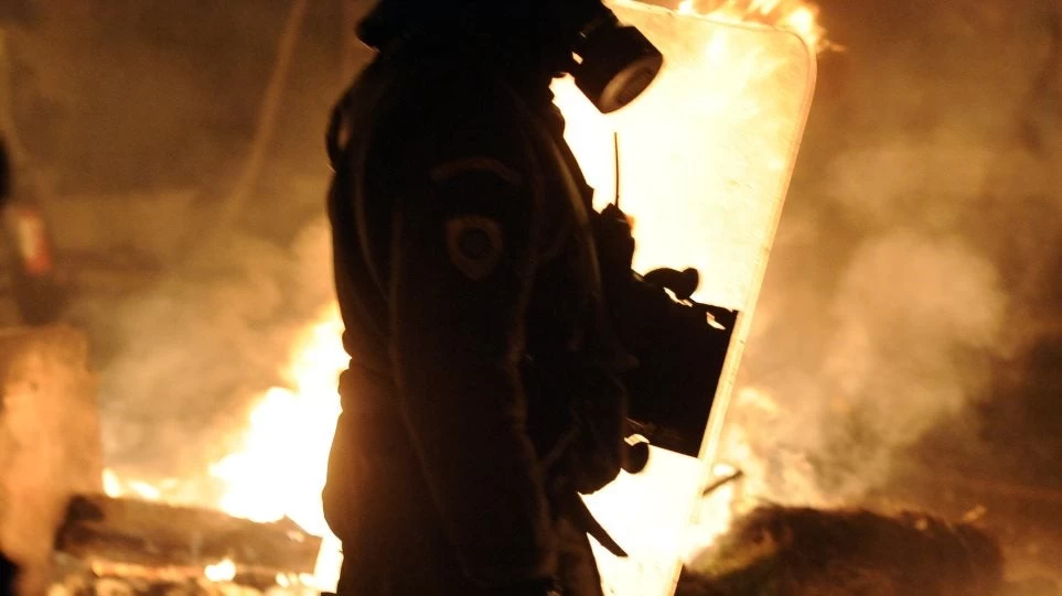 Φωτιές και μολότοφ στα Εξάρχεια – Μετατράπηκε σε εμπόλεμη ζώνη η περιοχή